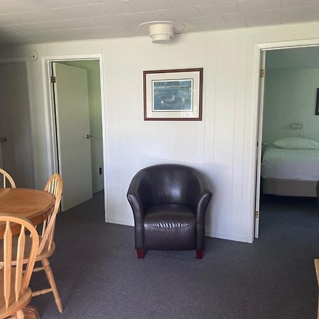 Colonial Bay Motel And Cottages Хантсвилл Экстерьер фото