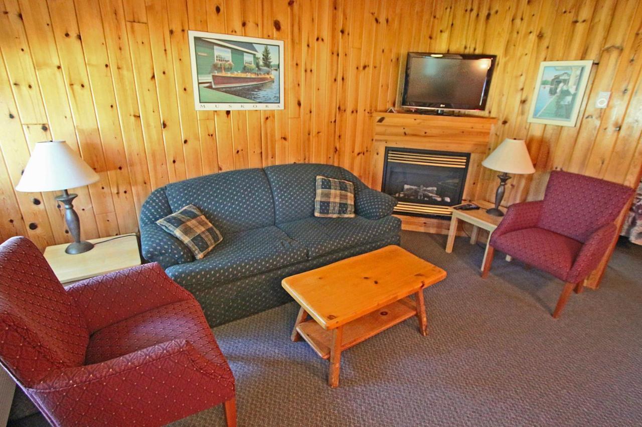 Colonial Bay Motel And Cottages Хантсвилл Экстерьер фото
