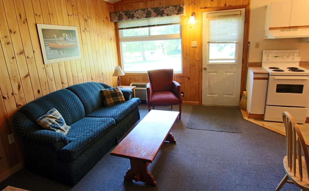 Colonial Bay Motel And Cottages Хантсвилл Экстерьер фото