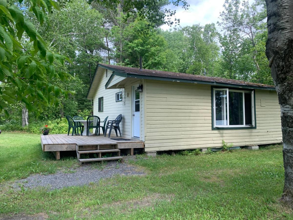 Colonial Bay Motel And Cottages Хантсвилл Экстерьер фото