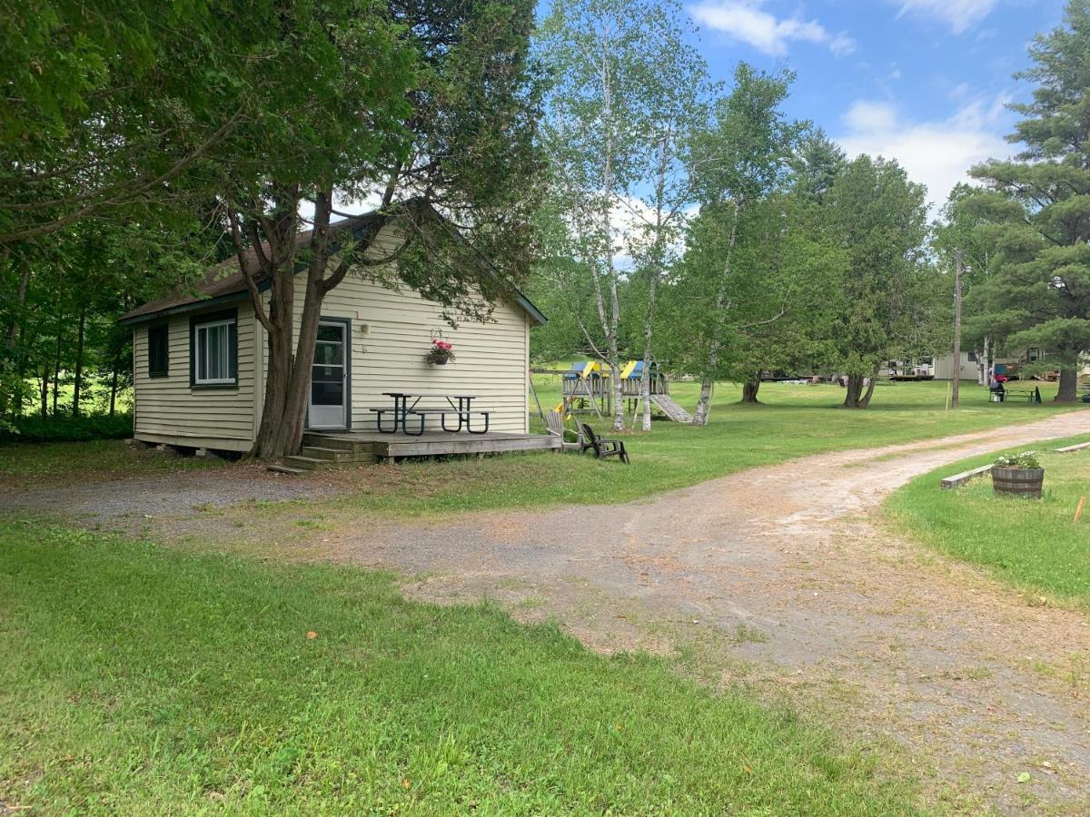 Colonial Bay Motel And Cottages Хантсвилл Экстерьер фото