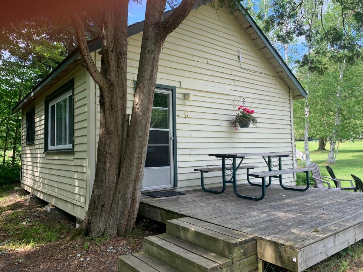 Colonial Bay Motel And Cottages Хантсвилл Экстерьер фото