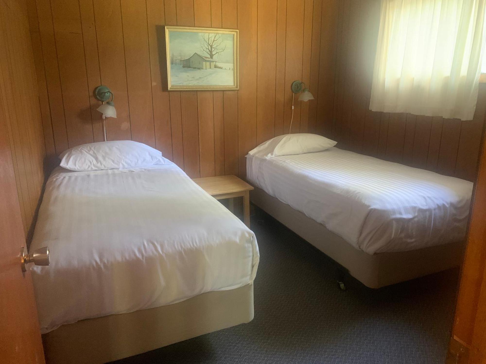 Colonial Bay Motel And Cottages Хантсвилл Экстерьер фото