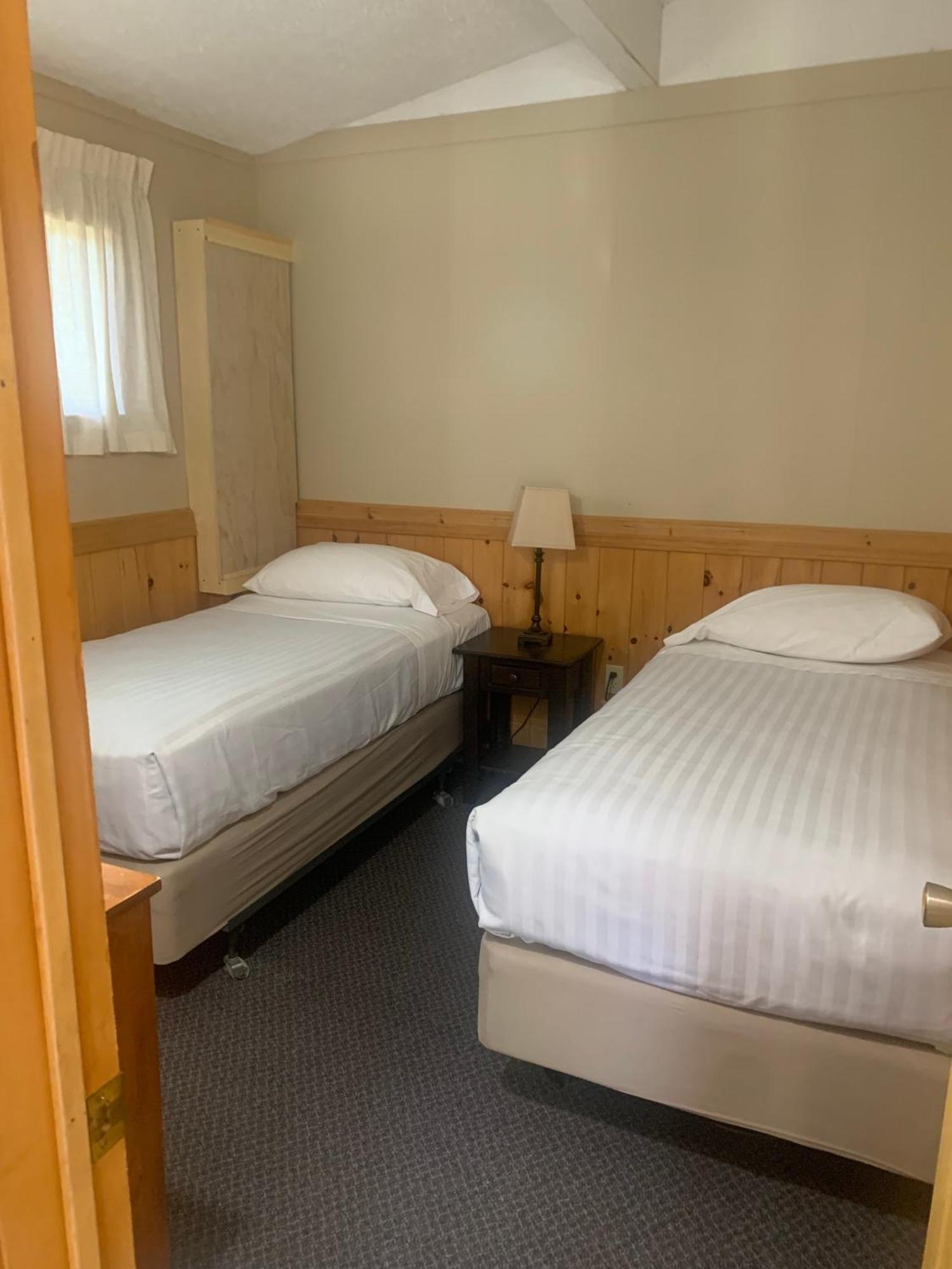 Colonial Bay Motel And Cottages Хантсвилл Экстерьер фото