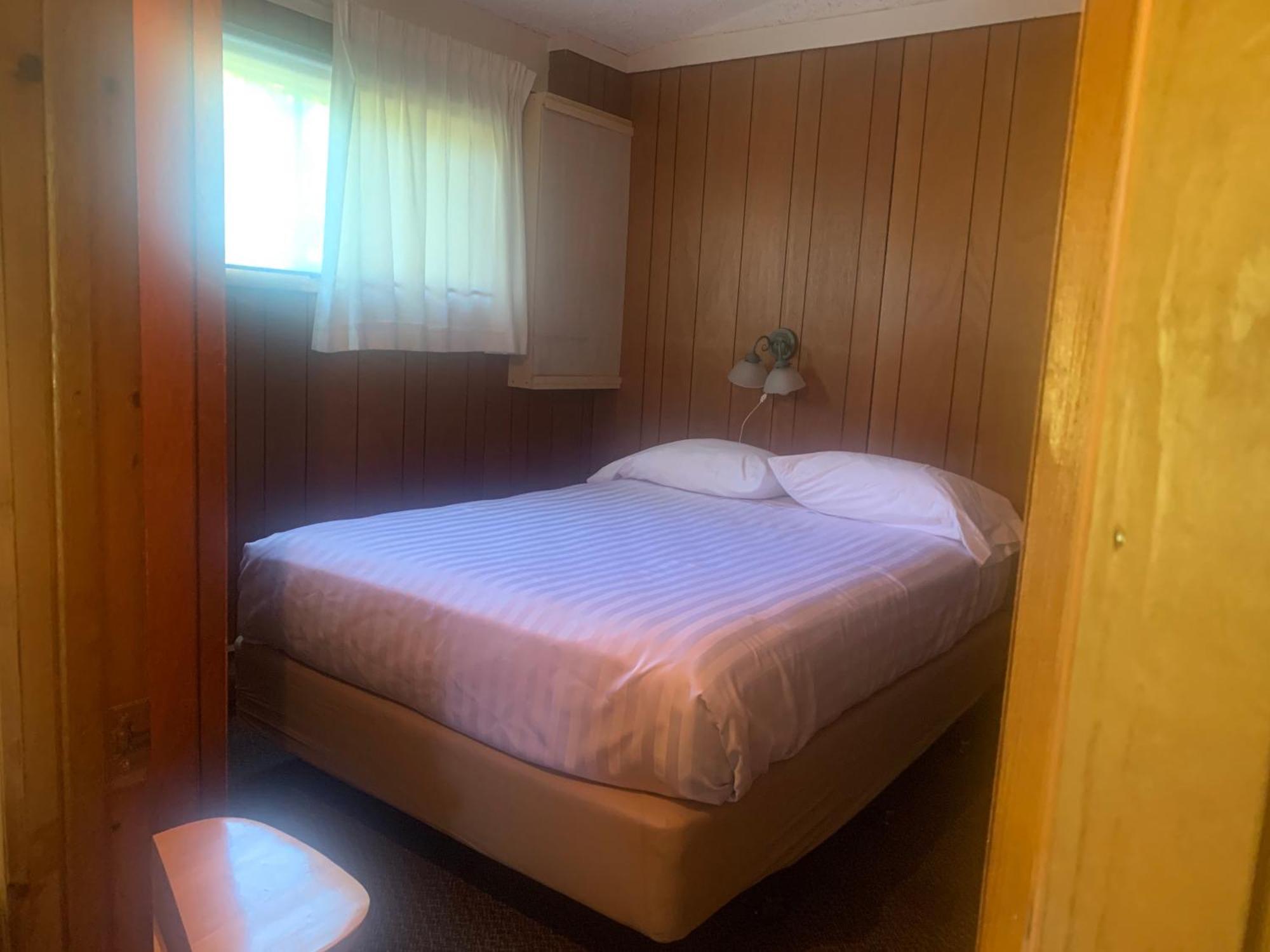Colonial Bay Motel And Cottages Хантсвилл Экстерьер фото