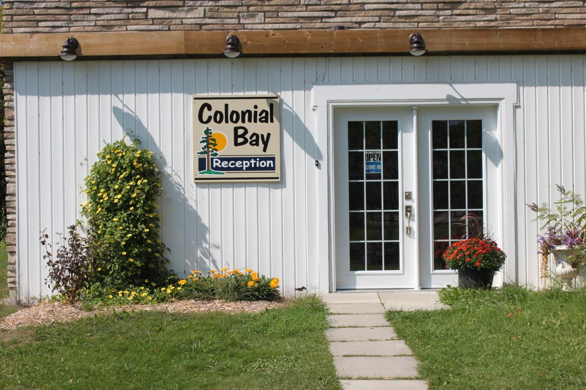 Colonial Bay Motel And Cottages Хантсвилл Экстерьер фото