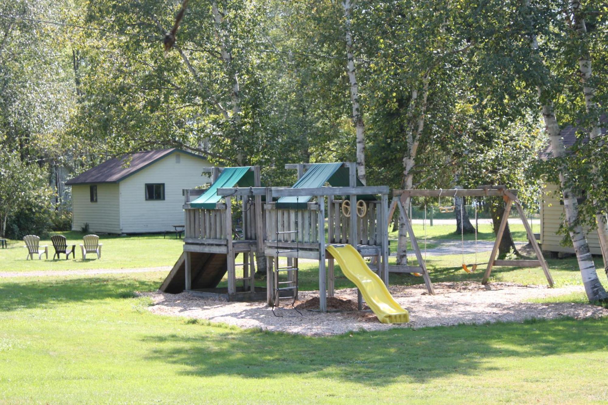 Colonial Bay Motel And Cottages Хантсвилл Экстерьер фото