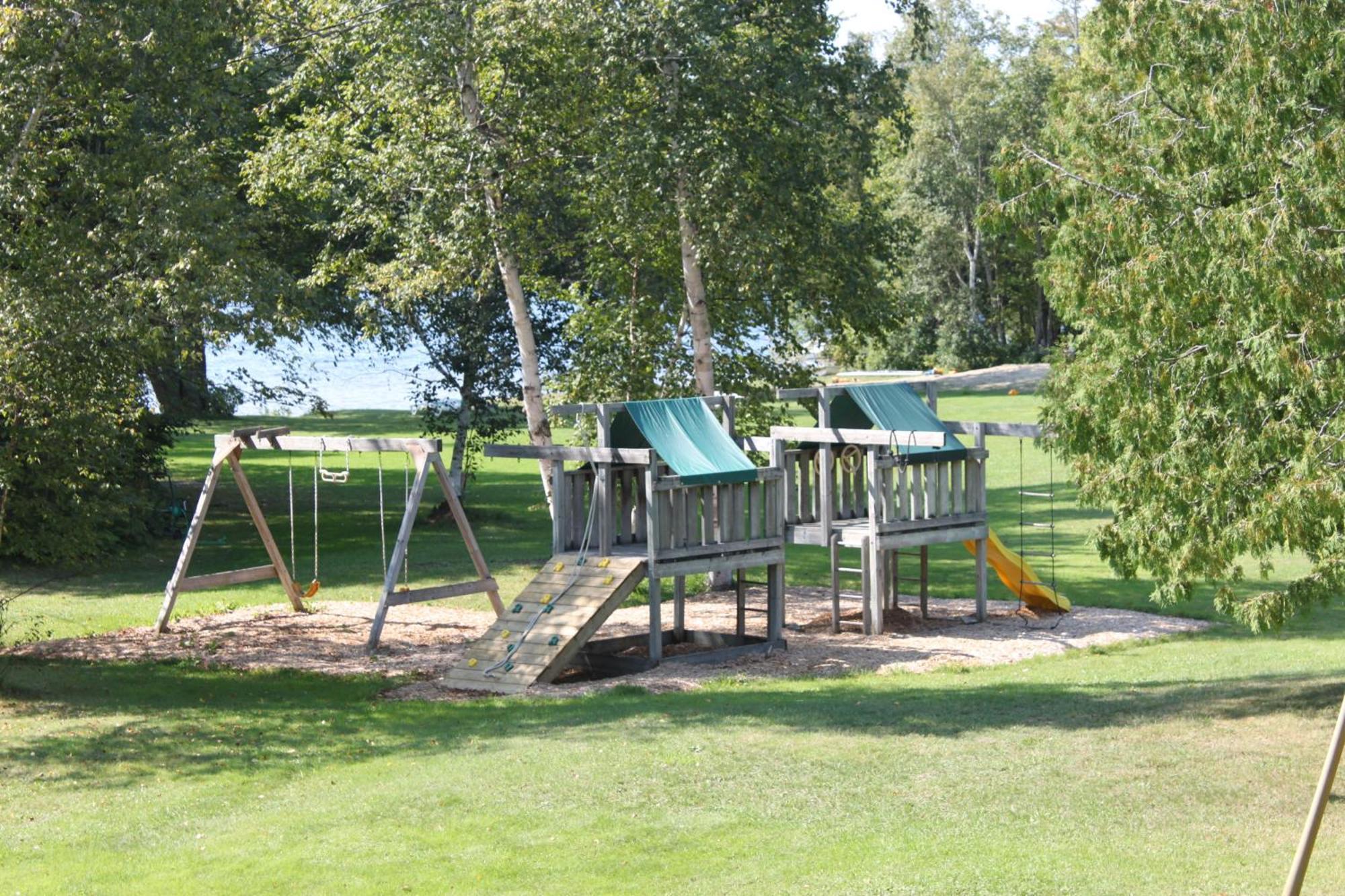Colonial Bay Motel And Cottages Хантсвилл Экстерьер фото