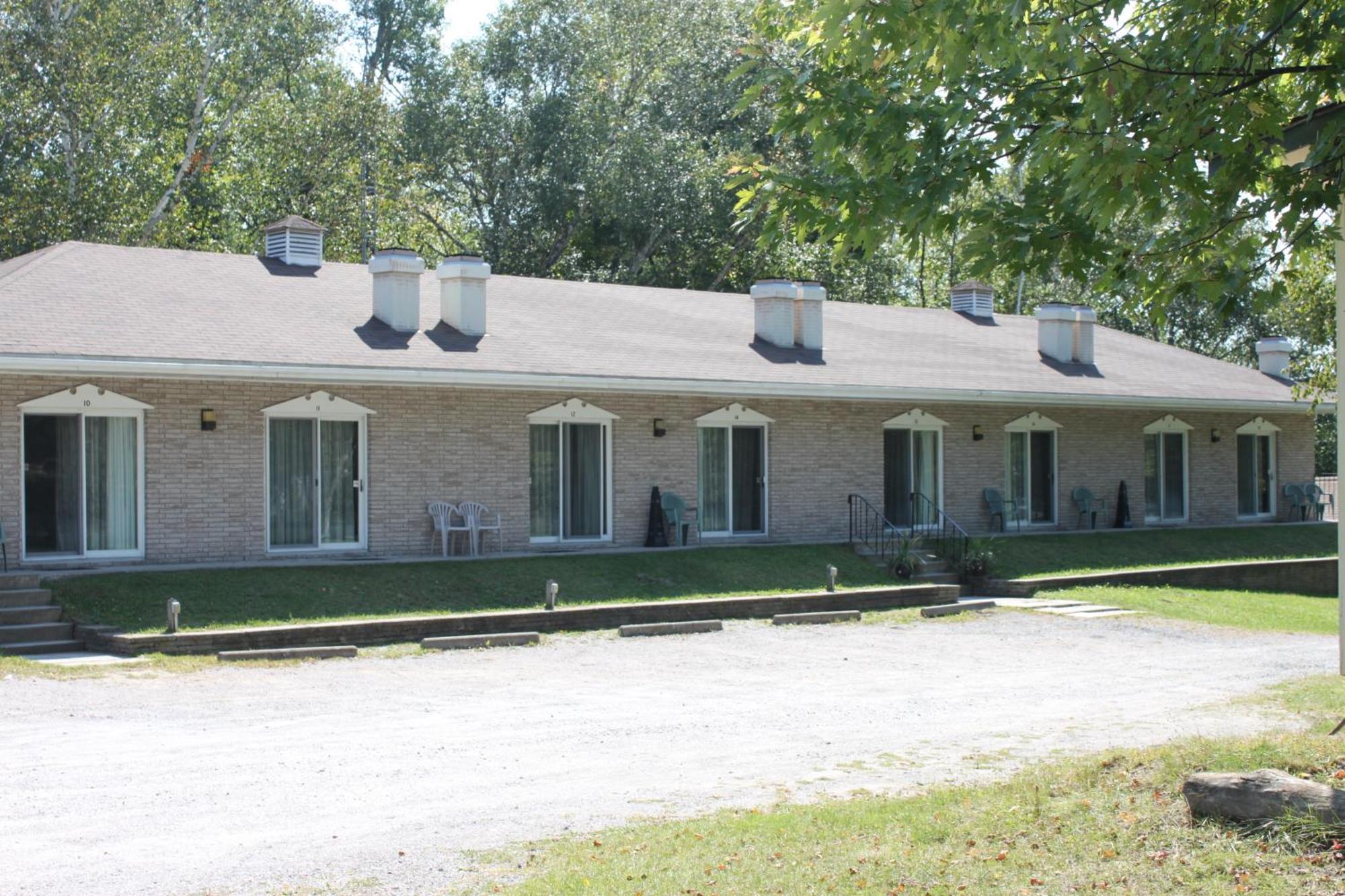 Colonial Bay Motel And Cottages Хантсвилл Экстерьер фото