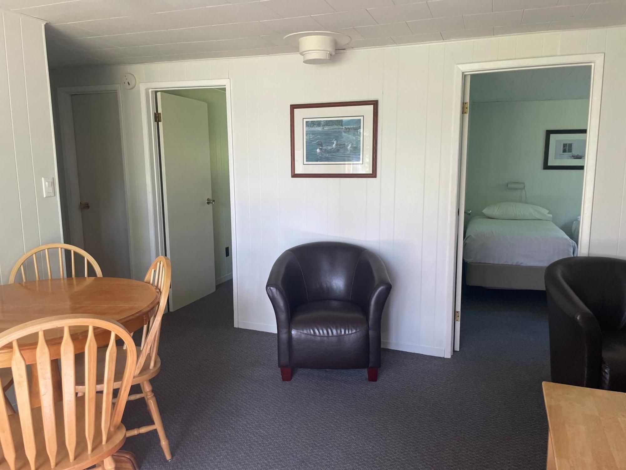 Colonial Bay Motel And Cottages Хантсвилл Экстерьер фото