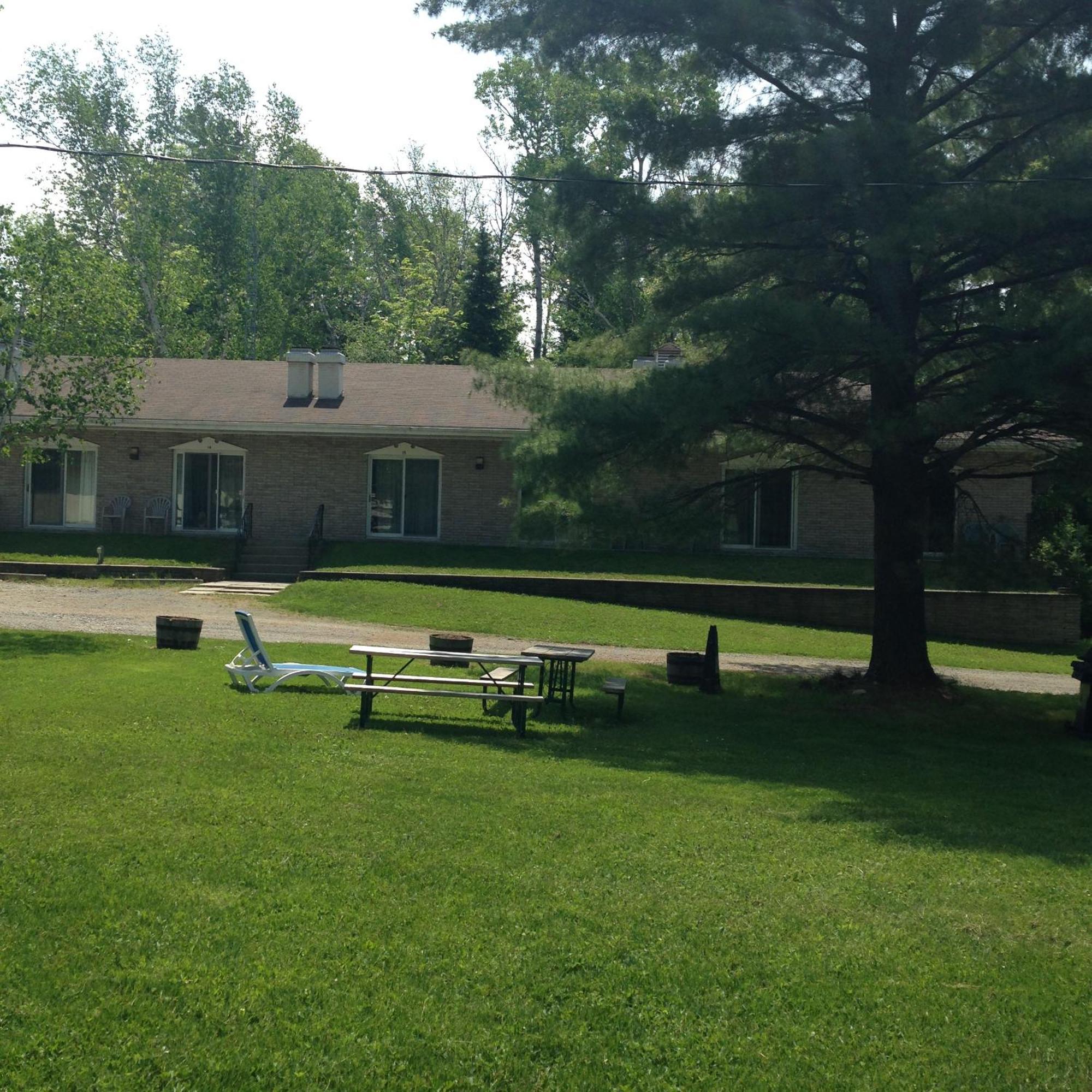 Colonial Bay Motel And Cottages Хантсвилл Экстерьер фото